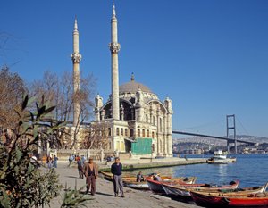 Vista della Moschea di Abdulmecid a Ortakoy con il Ponte del Bosforo sullo sfondo da Unbekannt Unbekannt